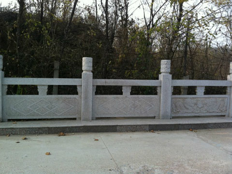雕刻五莲花桥栏杆
